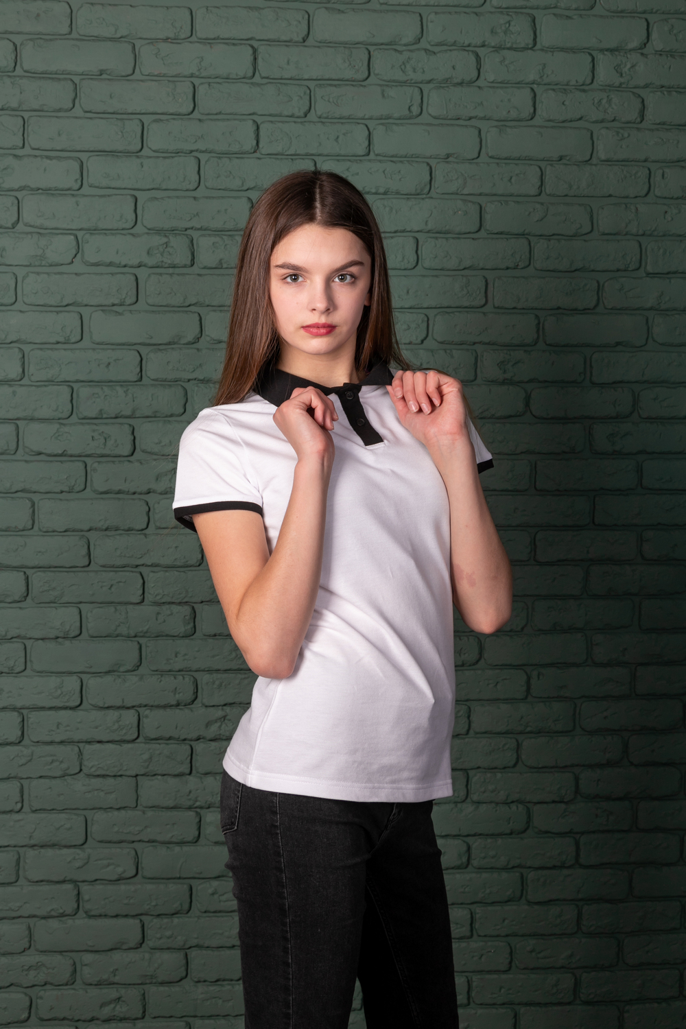 Біла з чорним воротом, планкою і манжетами футболка поло жіноча