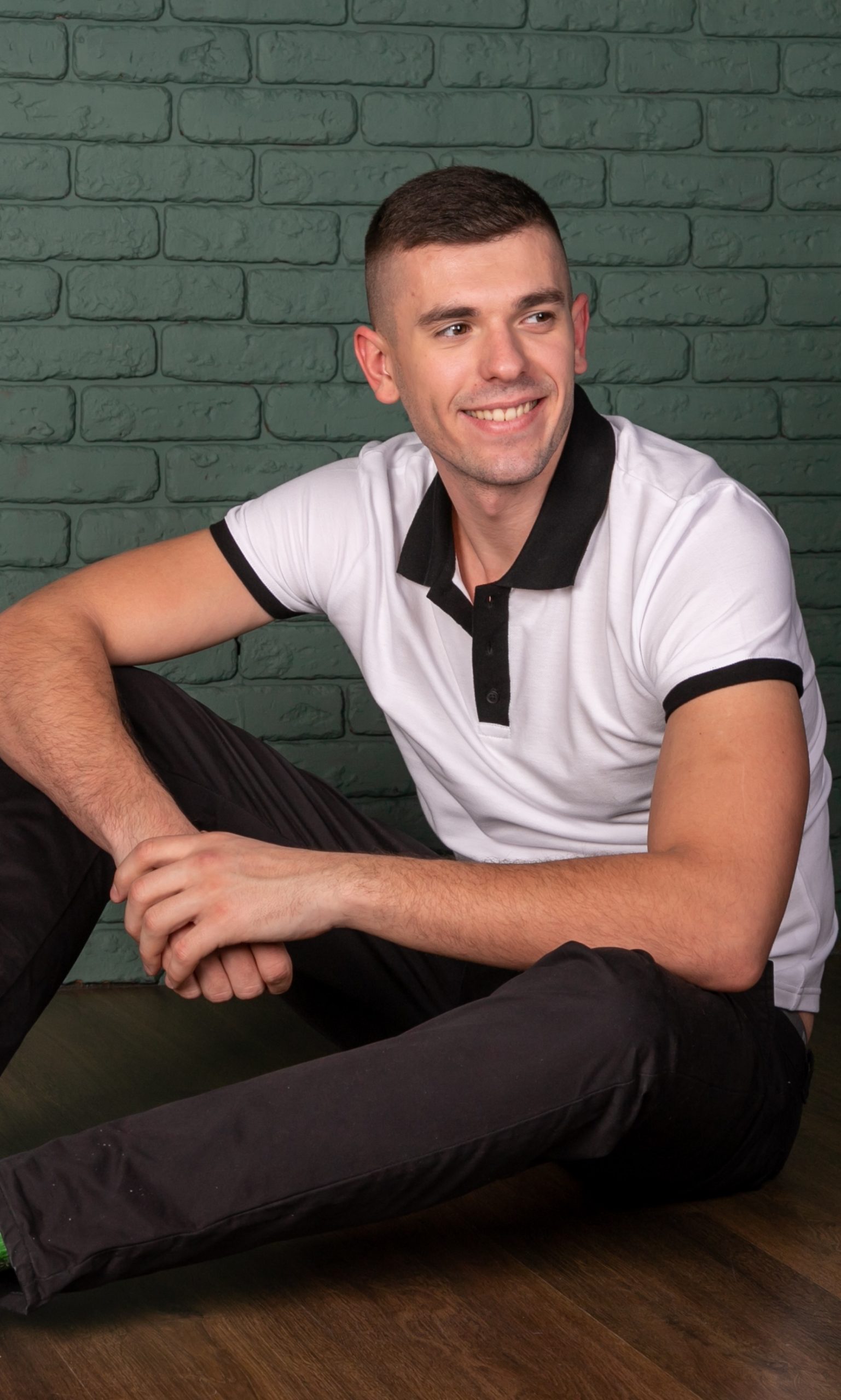 Біла з чорним воротом, планкою і манжетами футболка поло чоловіча