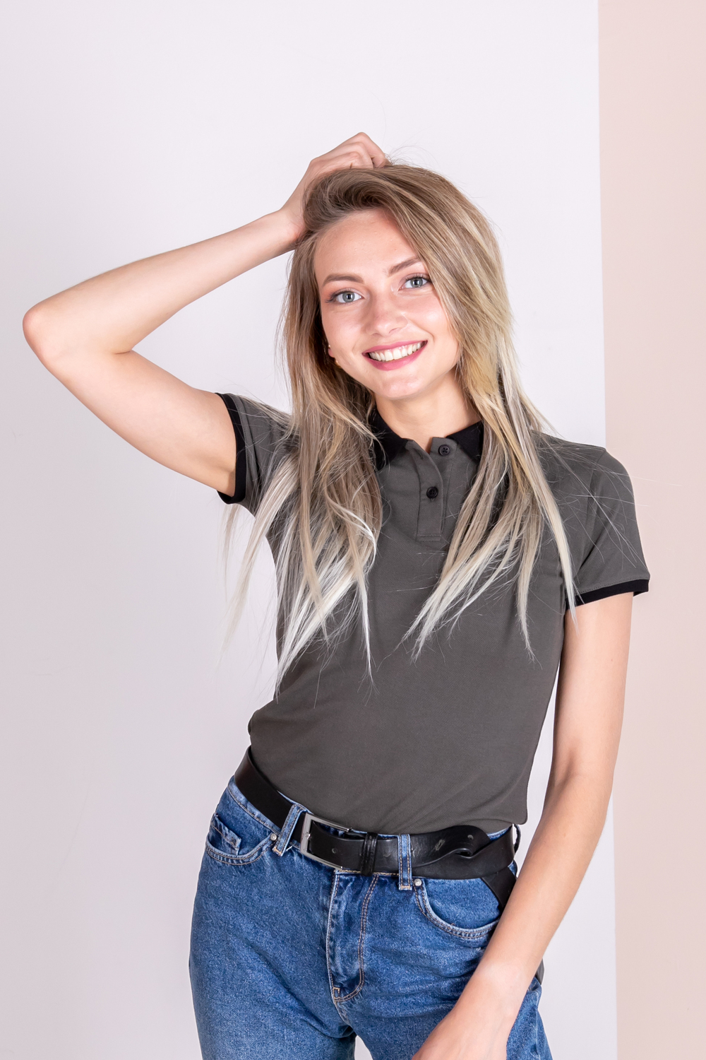 Темно-сіра з чорними манжетами і комірцем футболка поло жіноча