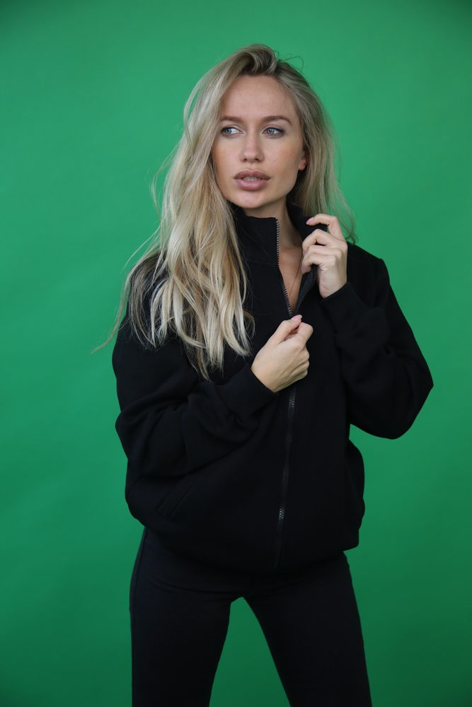 Чорна кофта на блискавці жіноча