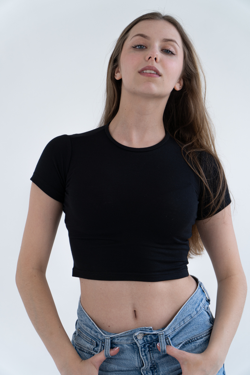 Чорна футболка базова укорочена жіноча