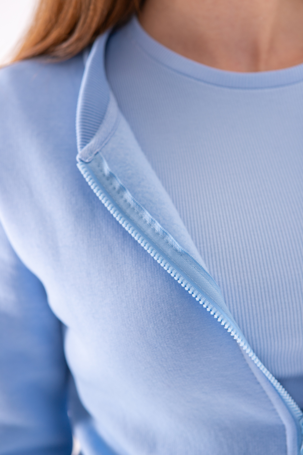 Блакитна кофта на блискавці жіноча