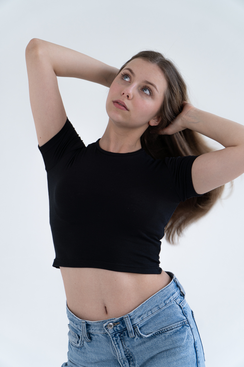 Чорна футболка базова укорочена жіноча